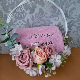 kosz prezentowy z personalizowanym ręcznikiem z imieniem ksenia